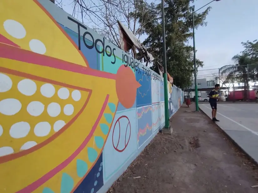 Pinceladas de esperanza en la colonia Amistad en Culiacán: “Todos iguales, todos diferentes, todos en Paz” La iniciativa de Vamos Pintando demuestra que el arte puede sembrar esperanza y fortalecer los lazos comunitarios desde el corazón de Culiacán. Foto: Juan Madrigal