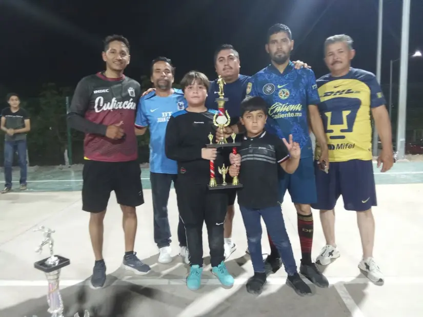 Fútbol, pasión y compañerismo: con éxito concluye el Torneo de Fútbol de Salón en Las Coloradas en Culiacán Las Coloradas impulsa el deporte como motor de cambio social con exitoso torneo de futbol de salón. Foto: IMDEC