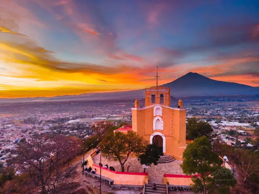 imagen recuadro Vista del cerro de San Miguel con volcán Popocatépetl Foto: México Desconocido