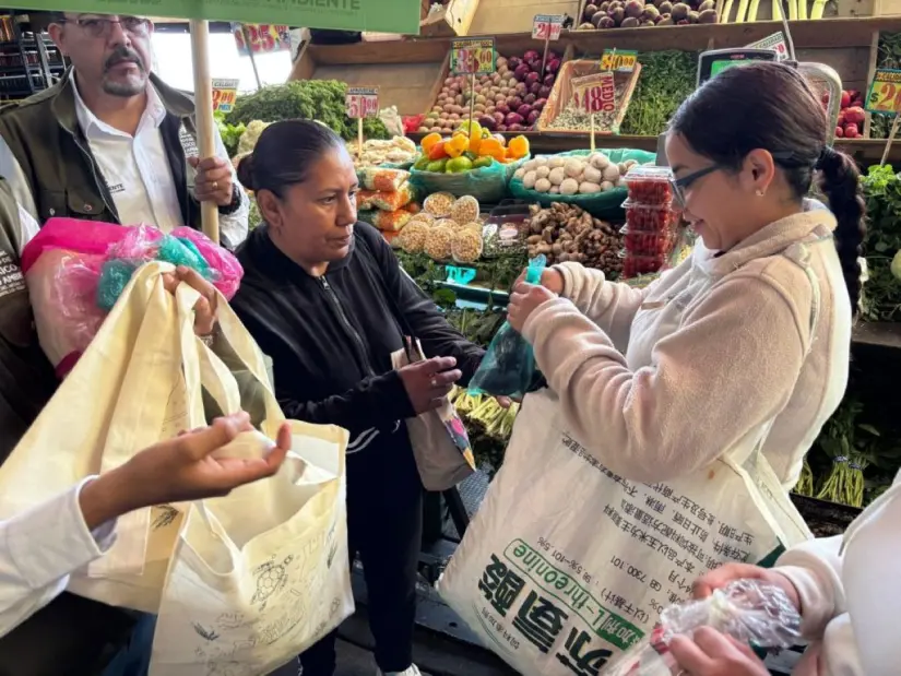 Entregan más de 3 mil bolsas de tela en la Central de Abasto de Ecatepec Entregan más de 3 mil bolsas de tela en la Central de Abasto de Ecatepec. Foto: Cortesía