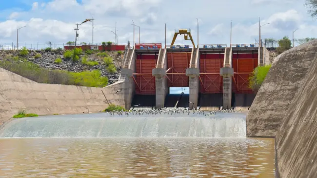 La captación de agua ya se observa en las compuertas de la presa. Foto: JAPASA