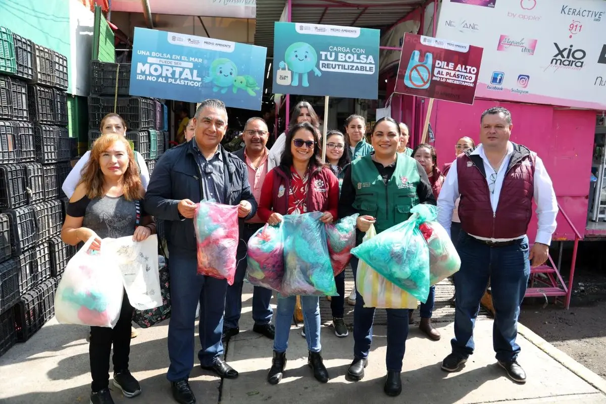 Realizan entrega de bolsas de tela en el Estado de México. Foto: Cortesía