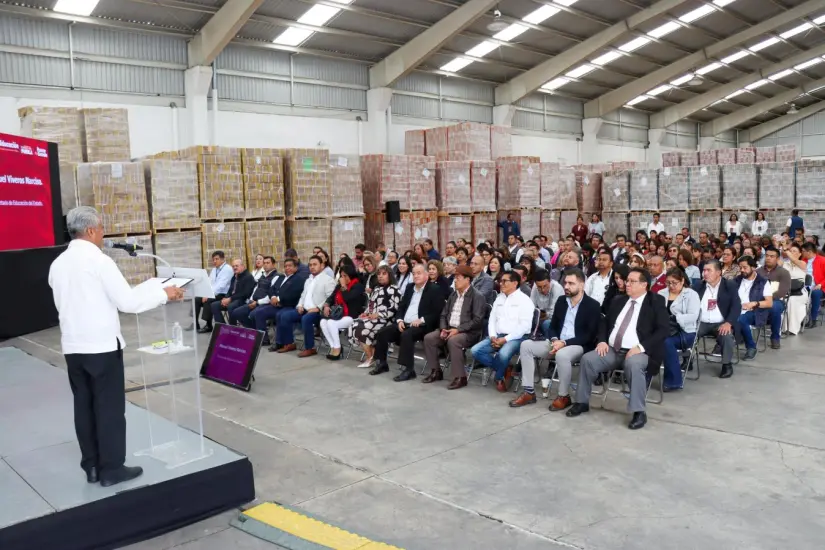 Dan banderazo para la entrega de libros de texto en Puebla. Foto: Cortesía