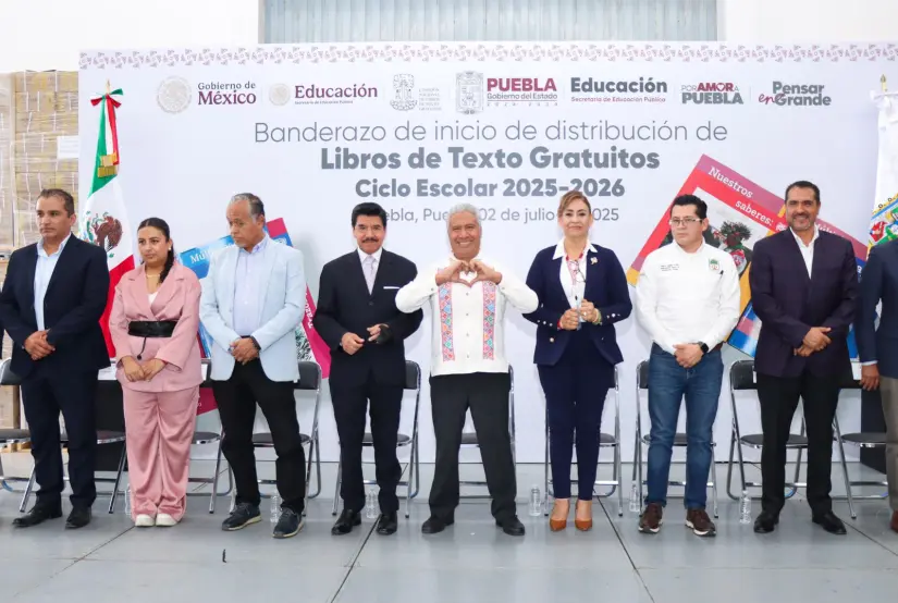 Entrega de libros de texto en Puebla. Foto: Cortesía