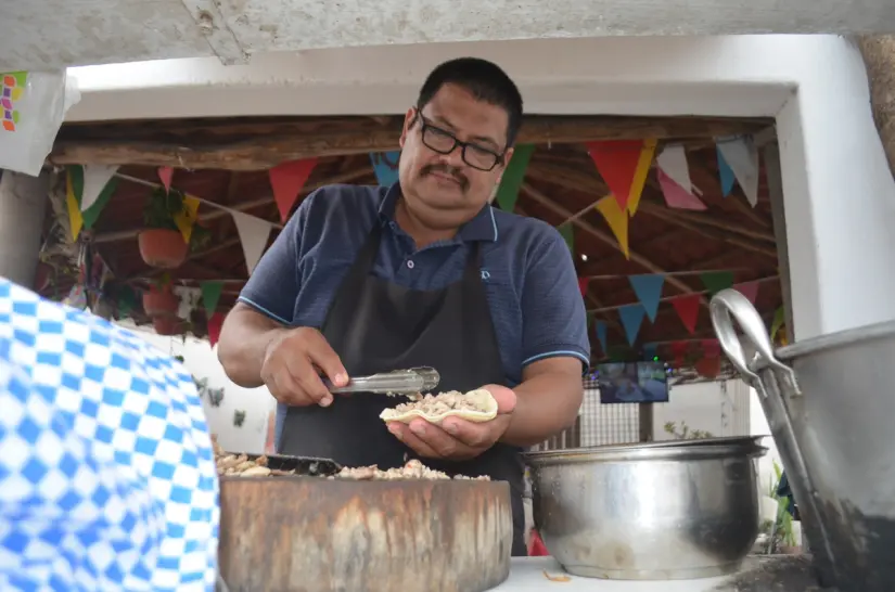 Del burbujeo del cazo al cariño en la mesa: la magia de Tacos Beltrán. Del burbujeo del cazo al cariño en la mesa: la magia de Tacos Beltrán. Foto: Juan Madrigal