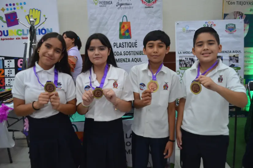 Niñas y niños emprendedores crean bolsas ecológicas y ganan primer lugar con Plastiqué en Juguemos a Emprender Culiacán 2025 Con creatividad y conciencia, Suleidy, Janybeth, José Miguel y Gilberto convierten plástico en moda con propósito. Foto: Juan Madrigal