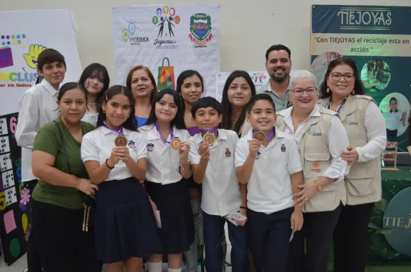 Niños y niñas de la primaria Niños Héroes transforman basura en moda y sueños en realidad gracias a Plastiqué Pasaron de estudiantes a líderes que inspiran a otros niños a creer en sus ideas y actuar por el cuidado del planeta gracias a Plastiqué. Foto: Juan Madrigal