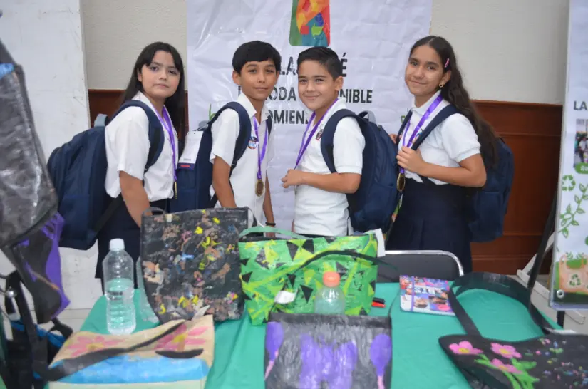 Suleidy, Janybeth, José Miguel y Gilberto movilizaron a toda la primaria para recolectar materiales y fomentar la conciencia ecológica entre estudiantes Suleidy, Janybeth, José Miguel y Gilberto, convierten bolsas de plástico desechadas en bolsas ecológicas resistentes y coloridas, mostrando que reciclar puede ser creativo y rentable. Foto: Juan Madrigal