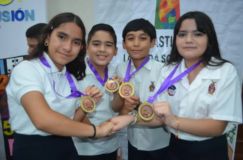Con creatividad y conciencia, Suleidy, Janybeth, José Miguel y Gilberto convierten plástico en moda con propósito Niños y niñas de la primaria Niños Héroes transforman basura en moda y sueños en realidad gracias a Plastiqué. Foto: Juan Madrigal