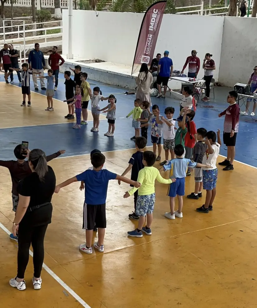 Deporte y valores en acción, al estilo Lilo y Stitch Equipos por colores fomentan la inclusión y el respeto. Foto: IMDEC