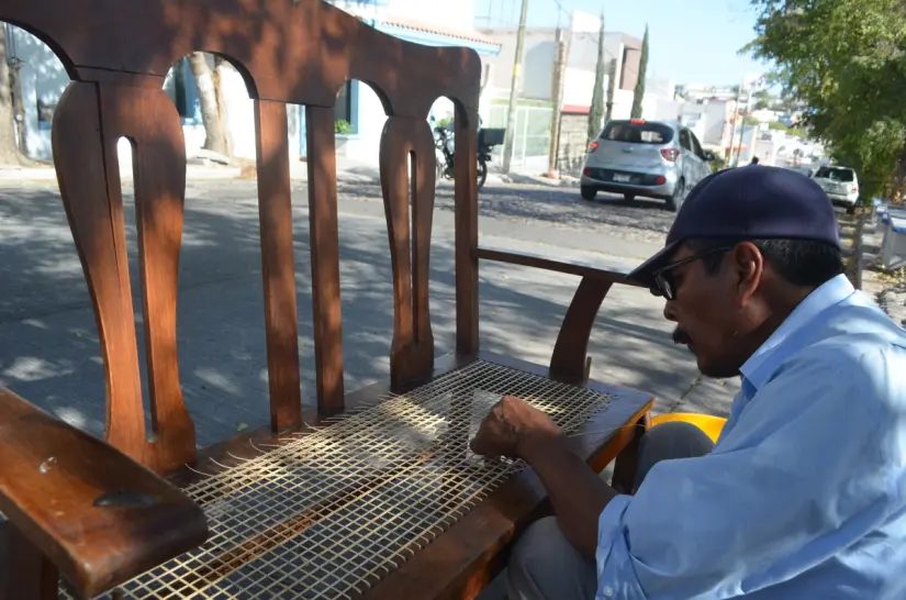Con dedicación y maestría, Cirilo Dionisio rescata muebles viejos y los convierte en testigos del pasado familiar. Foto: Juan Madrigal