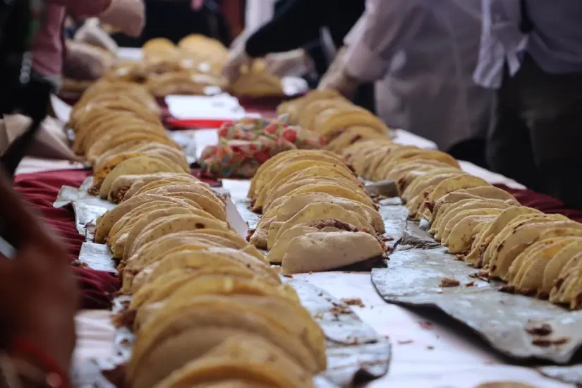 Hidalgo obtiene Récord Guinness al formar una línea de más de 12 mil tacos. Foto: Cortesía. Hidalgo obtiene Récord Guinness al formar una línea de más de 12 mil tacos. Foto: Cortesía.