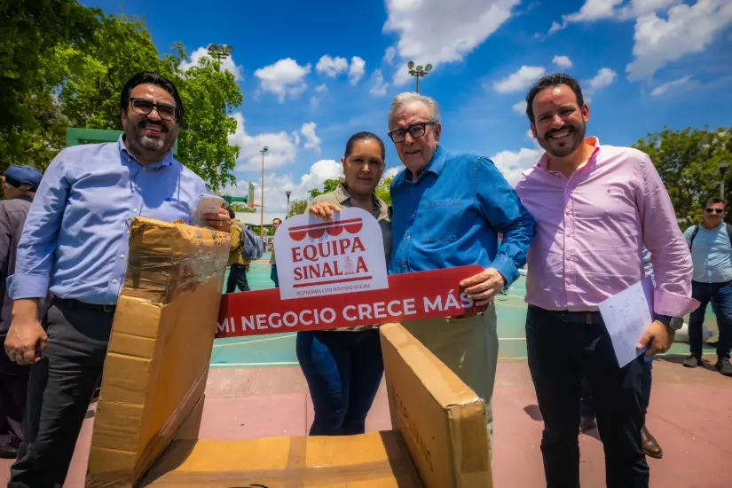 Rocha Moya entrega equipo y material a beneficiarios del programa “Equipa Sinaloa” en Culiacán Varios emprendedores mostraron su agradecimiento. Foto: Gob. de Sinaloa