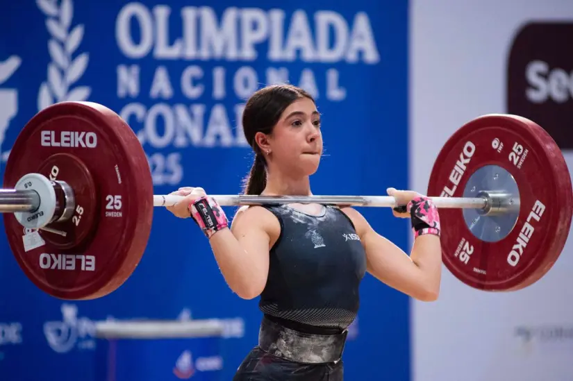 Sinaloa presente y fuerte en cada prueba, con atletas que inspiran con su ejemplo Briana Judith García se colgó tres medallas con temple y técnica, representando con orgullo a Sinaloa en la categoría Sub-15. Foto: ISDE