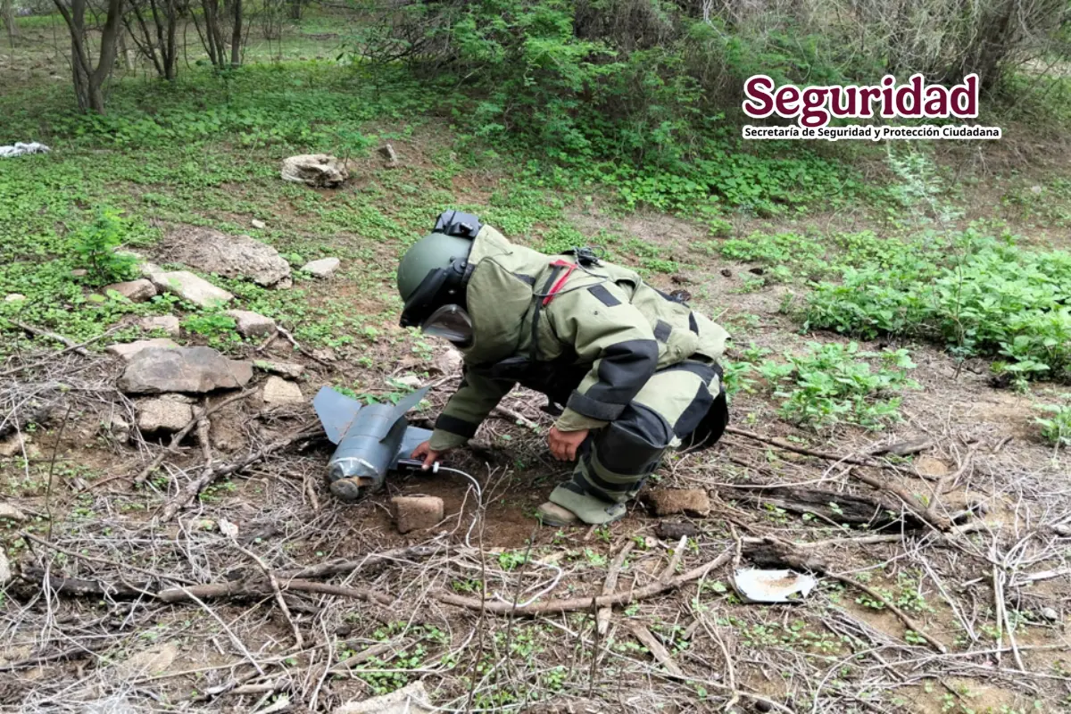 Elemento del Ejercito Mexicano desarma artefacto explosivo en Sinaloa. Foto: Cortesía Gabinete de Seguridad Nacional