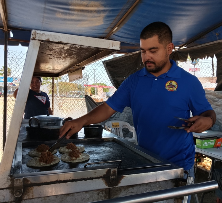 Luis Humberto y sus tacos de birria estilo Tijuana conquistan Santa Fe