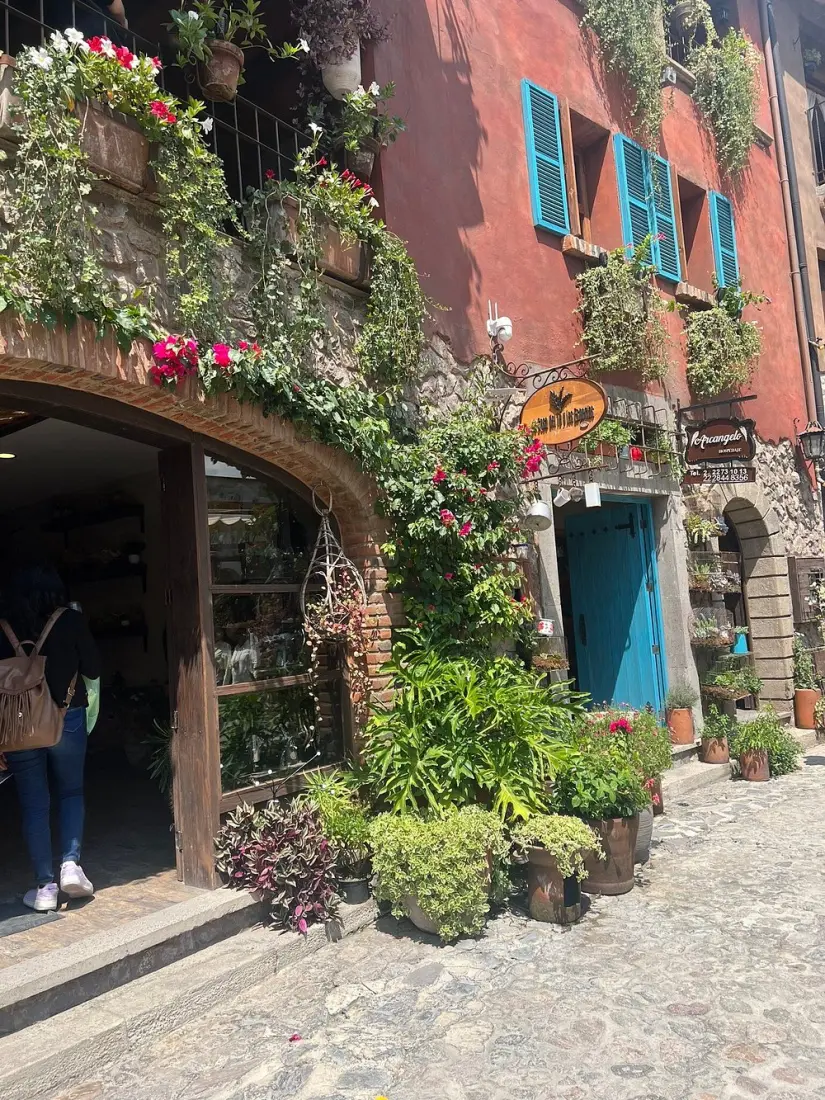 imagen recuadro Estos rincones de Val'Quirico se construyo en base de una hacienda y se usaron materiales comunes de la región Foto: Tripavisor