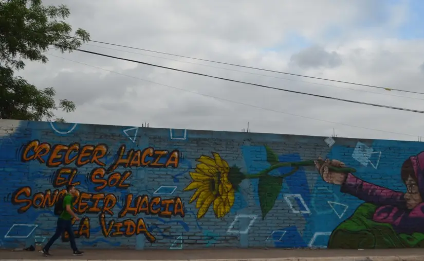 Del abandono a la inspiración: un callejón olvidado renace con murales y mensajes de paz. Colores vibrantes y frases poderosas despiertan conciencia y dignidad. Murales con alma y mensaje cambian la imagen de Culiacán desde el color y la unión. Foto: Juan Madrigal