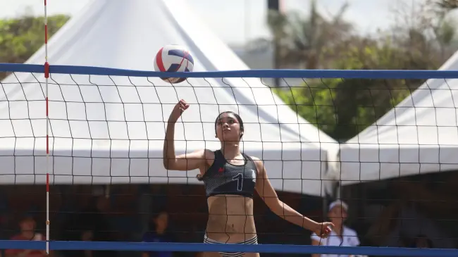 Con solo 16 años, la joven originaria de Guasave, Ángela Pérez conquista la clasificación al Mundial de Voleibol de Playa en Catar. Foto: ISDE