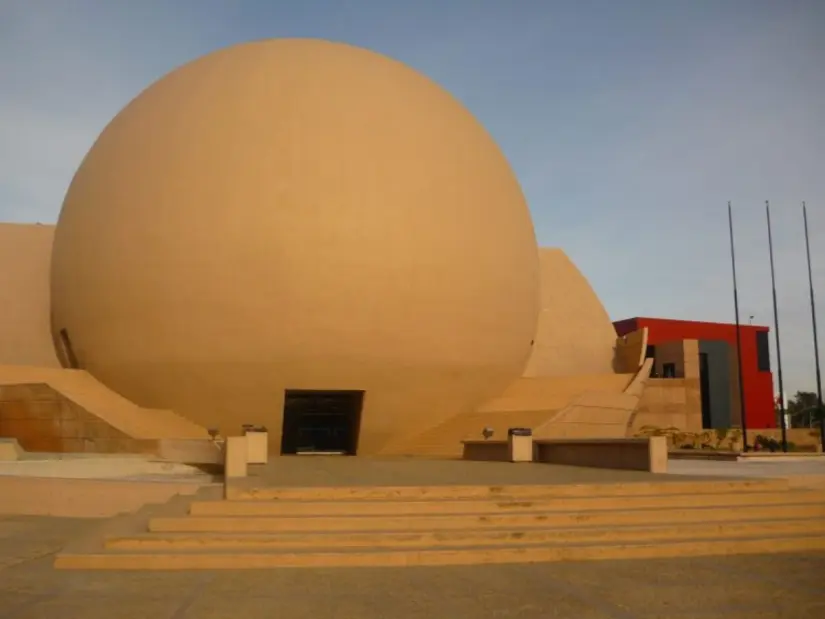 Baja California: 4 obras imperdibles de su arquitectura El Centro Cultural de Tijuana alberga un cine IMAX dentro de su esfera gigante. Foto: Centro Urbano