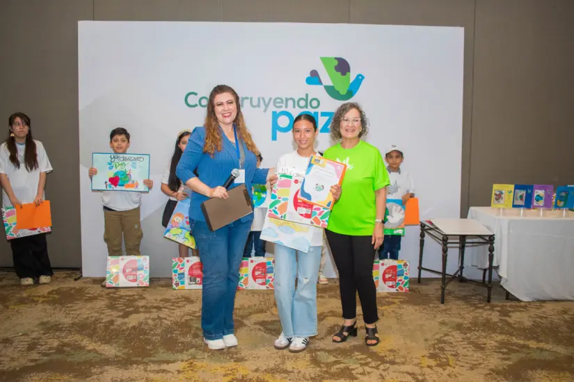 Con muy buen ánimo, los niños ganadores expresaron sus sentimientos. Con muy buen ánimo, los niños ganadores expresaron sus sentimientos.