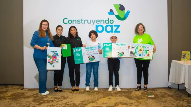 En el marco del informe Paz, Construyendo Paz reconoció a niños que han demostrado con talento y compromiso que la paz se construye desde la infancia.