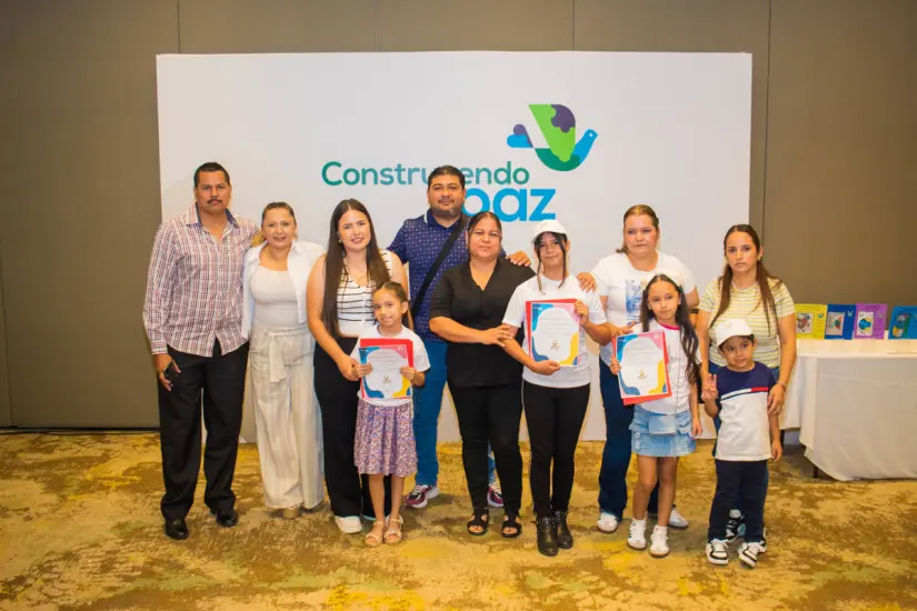 Las tres niñas ganadoras del concurso de Cuentacuentos fueron acompañadas por sus familias. Las tres niñas ganadoras del concurso de Cuentacuentos fueron acompañadas por sus familias.