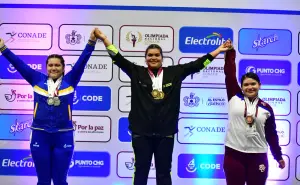 Martha Elena Montoya gana triple oro en halterofilia para Sinaloa en la Olimpiada CONADE 2025