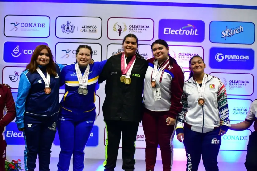 Tlaquepaque, Jalisco.- Desde La Reforma, Angostura, una joven ha levantado no solo pesas, sino también el orgullo de todo un estado. Martha Elena Montoya López tuvo una actuación memorable en la disciplina de halterofilia dentro de la Olimpiada Nacional CONADE 2025, donde conquistó tres medallas de oro en la categoría femenil Sub-16 de más de 76 kilogramos.Martha Elena, triple medallista de oro y orgullo de SinaloaCon determinación y potencia, Martha Elena brilló en cada uno de sus levantamientos: 75 kilogramos en arranque, 100 kilogramos en envión y un total de 175 kilogramos, lo que la posicionó como la campeona absoluta de su división. No hubo duda ni espacio para la sorpresa: Martha Elena dominó de principio a fin, dejando claro que está hecha para grandes cosas.Su hazaña es más que una victoria deportiva: es inspiración pura para las niñas y jóvenes de su comunidad, que hoy ven en ella un ejemplo de disciplina, esfuerzo y fe en uno mismo. En cada levantamiento, Martha Elena Montoya López alzó mucho más que pesas: elevó el corazón de su tierra, el espíritu valiente de su comunidad pesquera en La Reforma, Angostura, y el orgullo de sus raíces sinaloenses, forjadas en la calidez, el esfuerzo y la determinación. Con cada esfuerzo también honró el gran apoyo de su familia y trabajo incansable de sus entrenadores y dio forma, con fuerza y fe, al sueño de un futuro brillante.¡Felicidades, campeona! Tu historia ya es una fuente de motivación para toda Sinaloa y para México entero. Martha Elena levanta 175 kg y el nombre de Sinaloa en la cima del podio nacional. Foto: ISDE