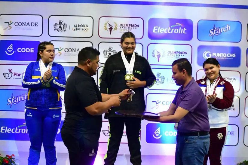 Martha Elena levanta 175 kg y el nombre de Sinaloa en la cima del podio nacional. Halterofilia CONADE 2025: Martha Elena Montoya López, triple medallista de oro para Sinaloa. Foto: ISDE