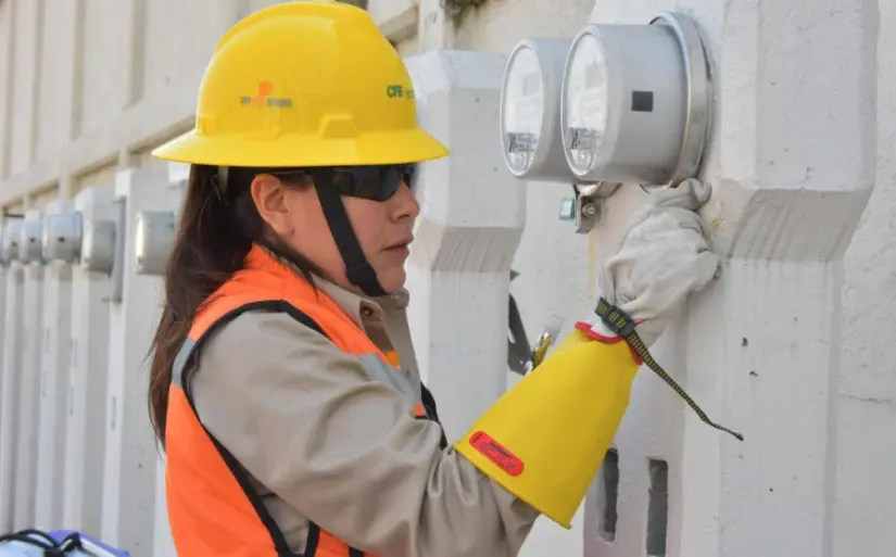 El operativo consiste en una revisión de medidores de la luz. Foto: cortesía El operativo consiste en una revisión de medidores de la luz. Foto: cortesía.
