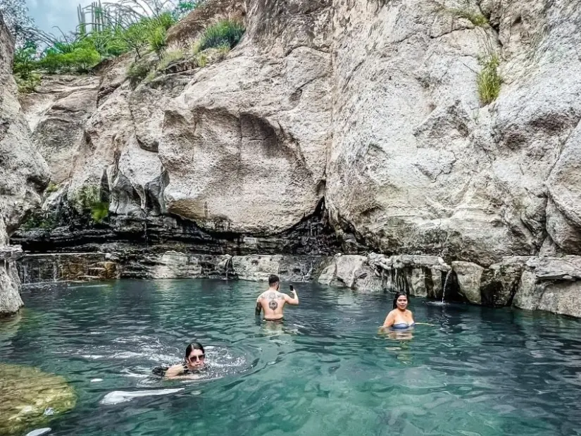 Rodeadas de cañones, estas hermosas aguas termales son ideales para relajarse. Foto: Cortesía.