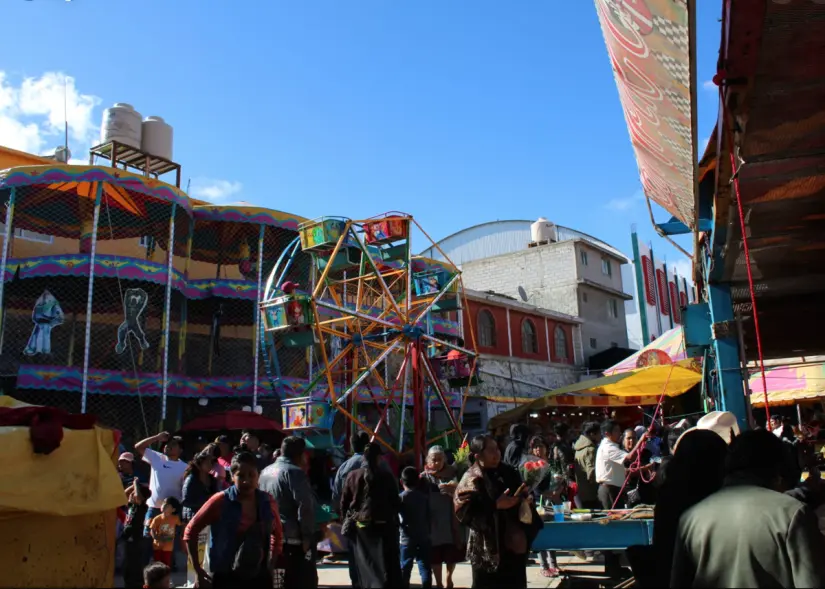 En la aglomeración de personas por la Feria Vicente Guerrero 2025, manténganse atentos a los menores. Foto: cortesía.