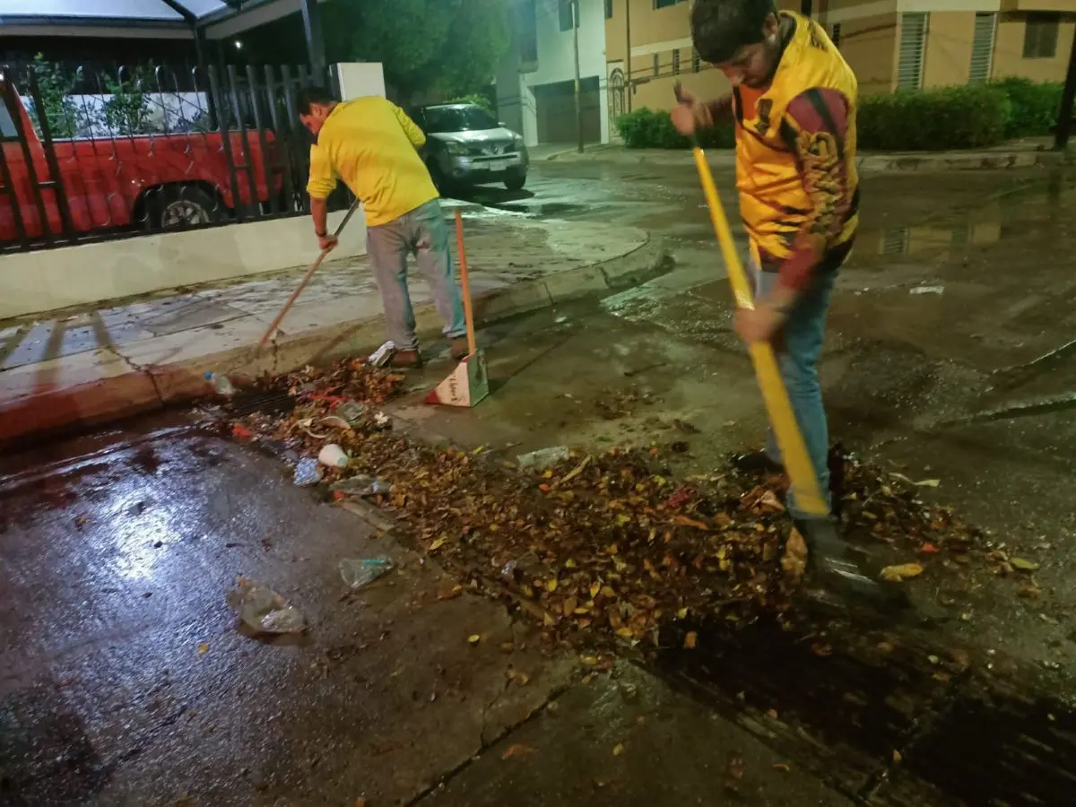 Sigue la limpieza de calles en Culiacán, luego de las intensa lluvia. Foto: Cortesía