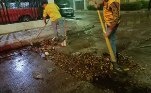 Le dan una limpiada a las calles de Culiacán, luego de la intensa lluvia de este miércoles