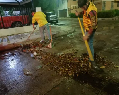 Le dan una limpiada a las calles de Culiacán, luego de la intensa lluvia de este miércoles