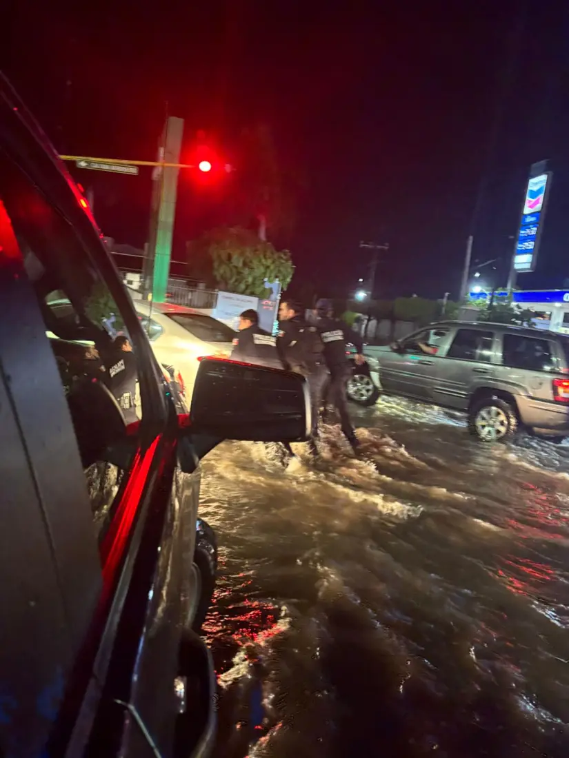 Fuerte lluvia en Culiacán pone a prueba la entrega y valentía de los agentes y tránsitos municipales. Foto: SSPyTM