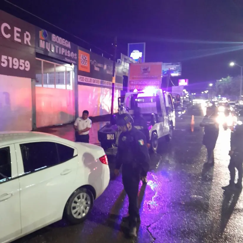  Elementos de seguridad y agentes de tránsito de Culiacán apoyan a conductores afectados por lluvias. Foto: SSPyTM
