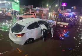 Policías y agentes de Tránsito, héroes en medio de la lluvia en Culiacán