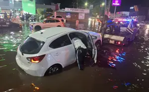 Policías y agentes de Tránsito, héroes en medio de la lluvia en Culiacán