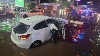 Policías y agentes de Tránsito, héroes en medio de la lluvia en Culiacán
