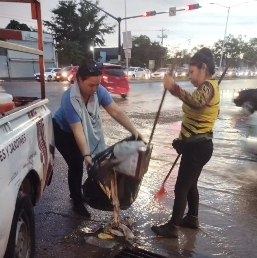 Sigue la limpieza de calles en Culiacán, luego de las intensa lluvia. Foto: Cortesía