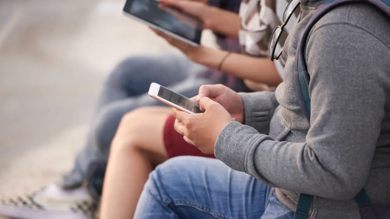 Estos son todos los detalles acerca de la prohibición de los celulares en las escuelas de Querétaro. Foto: Freepik.