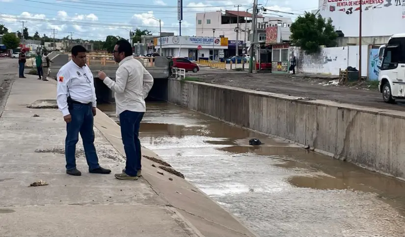 Protección Civil y DIF atienden a familias afectadas por las lluvias en Culiacán El alcalde de Culiacán, Juan de Dios Gámez, acudió a los recorridos en las zonas afectadas. Foto: Cortesía