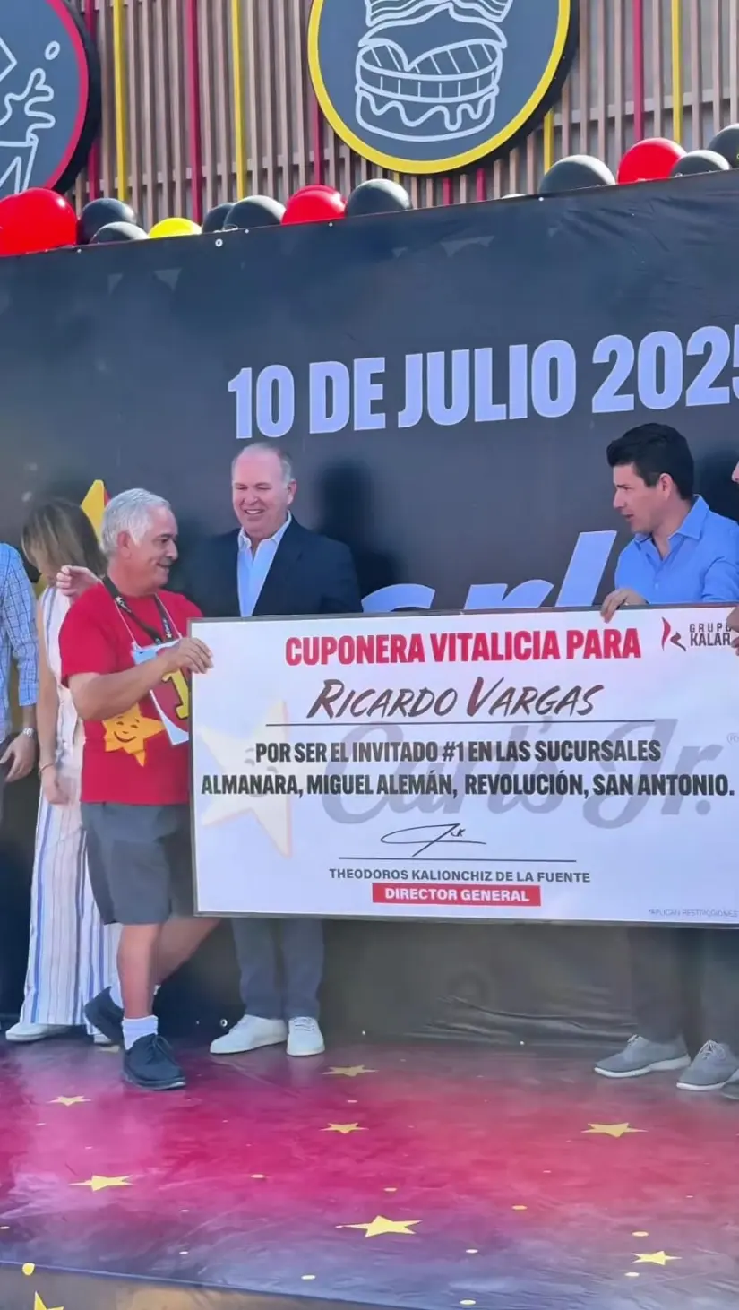 Ricardo Vargas, fue el primero en la fila para ganar el cupón para comer gratis durante un año. Foto: cortesía Ricardo Vargas, fue el primero en la fila para ganar el cupón para comer gratis durante un año. Foto: cortesía.