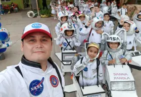 ¡De nuevo lo hizo! El profe Napoleón llevó a sus alumnos desde Guamúchil al espacio