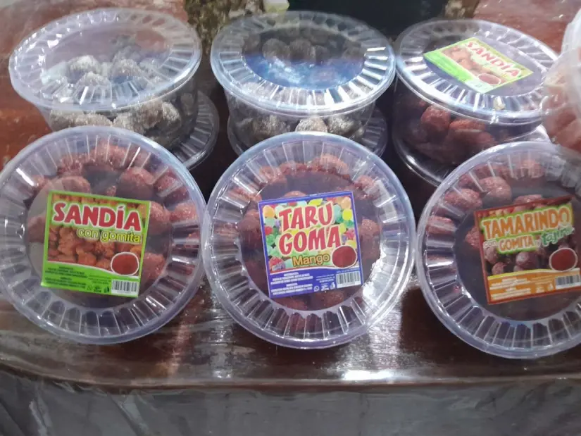 Además de ponteduros Julián vende tamarindo con chile, cocadas, y jamoncillos.