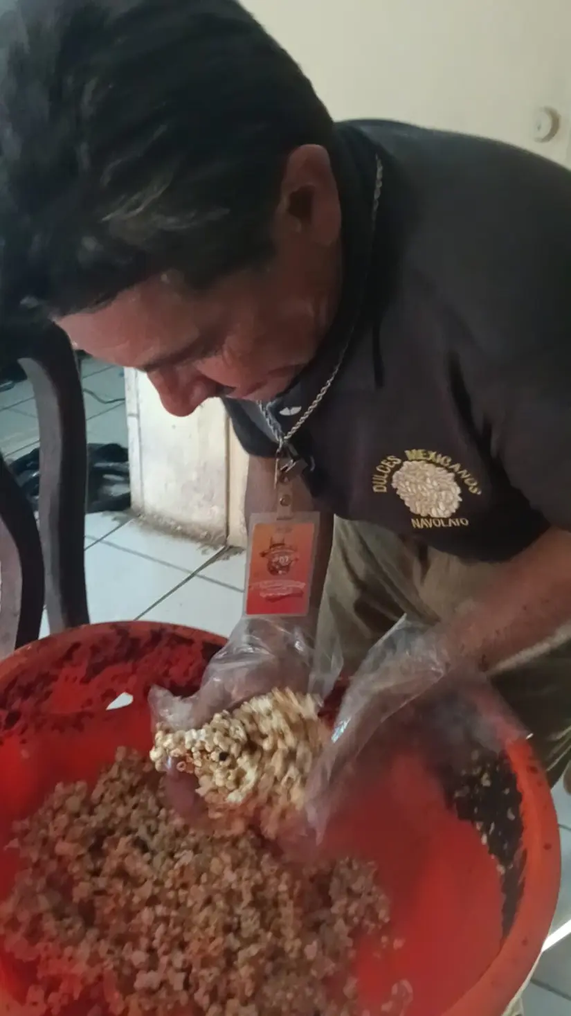 Julián arma los ponteduros y les da forma con sus manos con mucha agilidad.