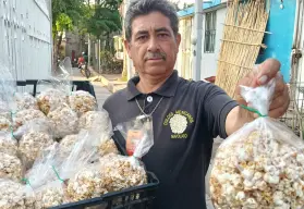 Entre palomitas, piloncillo y esfuerzo, Julián se convirtió en el Señor de los Ponteduros en Navolato