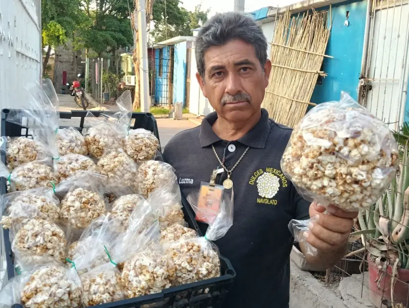 Julián sale a la calle diariamente para vender sus ponteduros.
